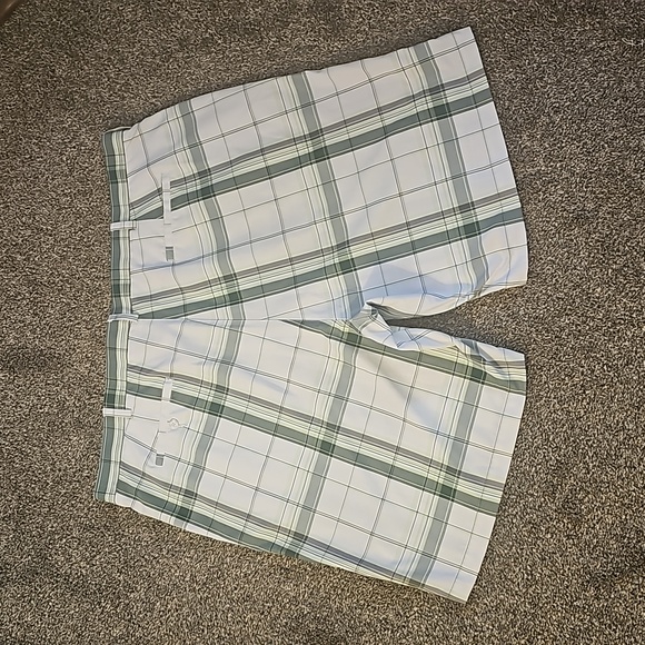 PGA Tour Pro Series Men's Plaid Golf Shorts Size 48 - Picture 4 of 9